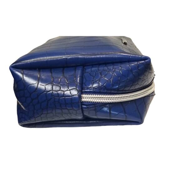 BCBGeneration Olivia Rectangle Pouch NWT - Picture 3 of 7